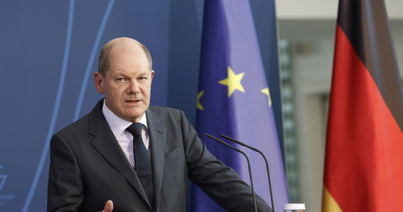 Kanclerz Niemiec Olaf Scholz nie zmienia stanowiska. Jest przeciwny natychmiastowemu wstrzymaniu importu ropy i gazu z Rosji. Powściągliwie podchodzi też do wykluczenia Rosji z grupy G20.