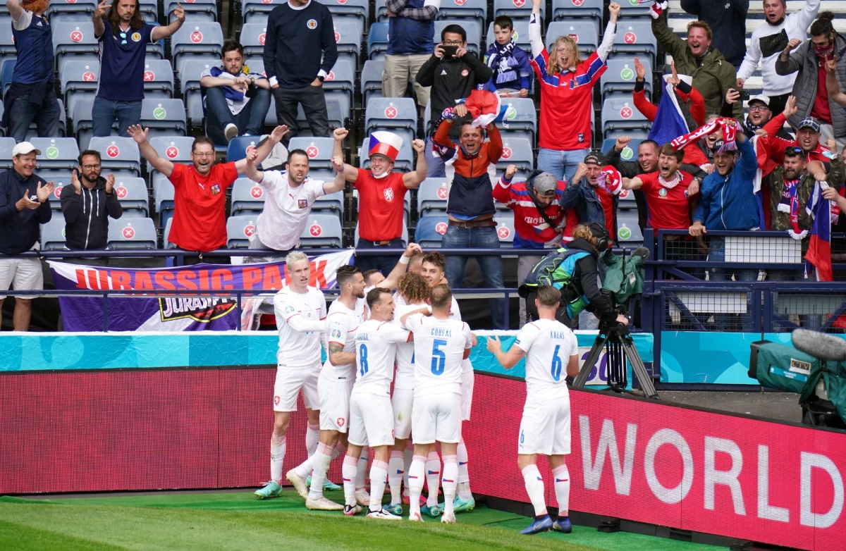 Piłkarze Czech nie wylecieli zgodnie z planem na barażowy mecz ze Szwecją w eliminacjach mundialu. Reprezentacja musiała odłożyć swój wylot o 24 godziny z powodu awarii samolotu. Zwycięzca barażu zagra z Polską o awans na mundial.