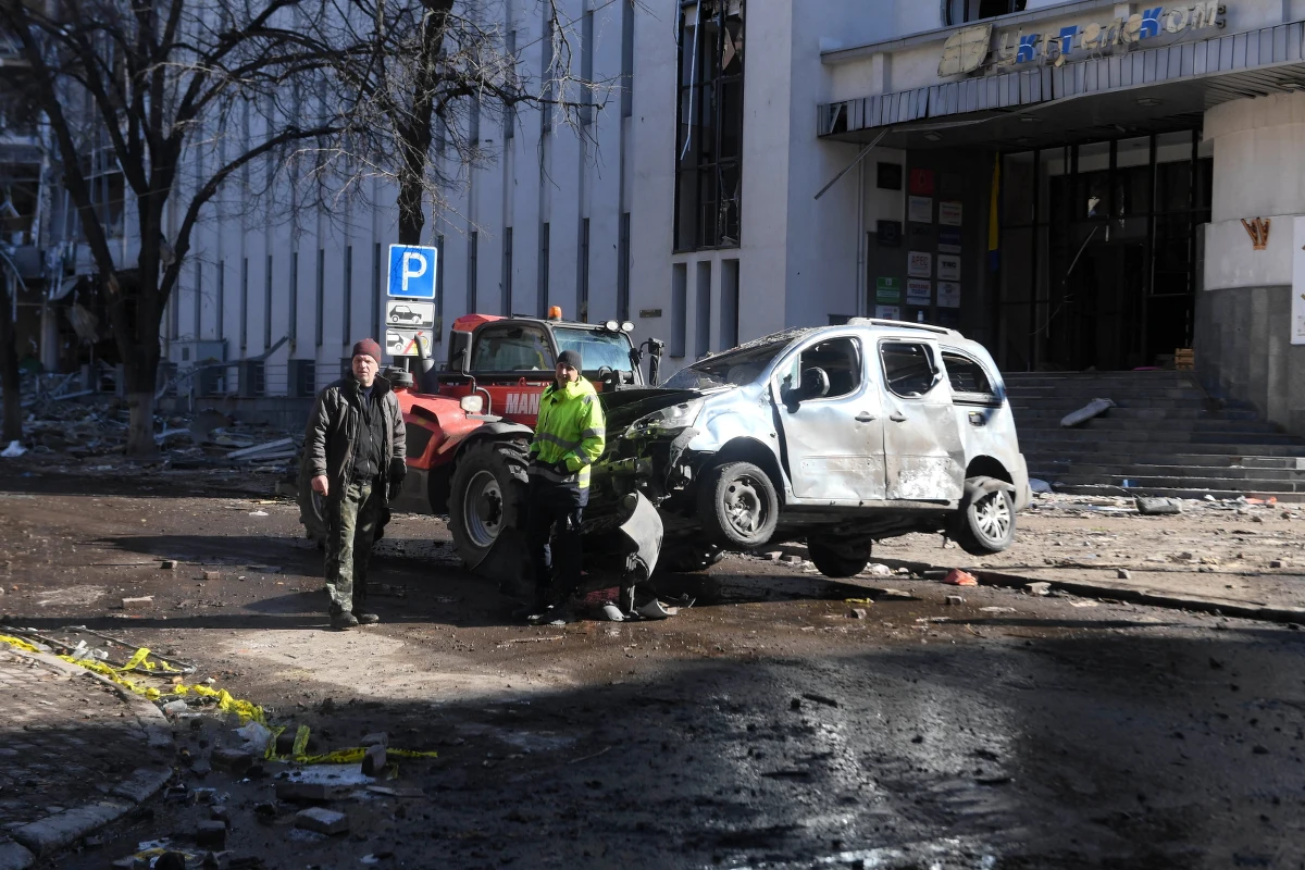 Michaile Gorbaczowie, nie przewracasz się w grobie, bo wciąż żyjesz. Daj jakiś znak! Wciąż uważam, że twoje człowieczeństwo, nie hollywoodzki urok Ronalda Reagana, położyło kres komunizmowi. Potrafiłeś przenosić góry, powstrzymaj więc szaleńca na Kremlu. I ty, Borysie Jelcynie, jowialny pijaczku, dyrygencie orkiestr dętych. Powstań z martwych i powiedz gromkie NIET! Twój głos też się liczy. Również wasze opinie, zastrzelona z zemsty, Anno Politkowska, ukatrupiony na zlecenie Kremla Borisie Niemcowie - wstawcie się za Ukrainą u Boga. Wiem, że właśnie zapadł kolejny wyrok, ale pozostań przy życiu, Aleksieju Nawalny. Może kiedyś zastaniesz prezydentem tego upiornego kraju. 