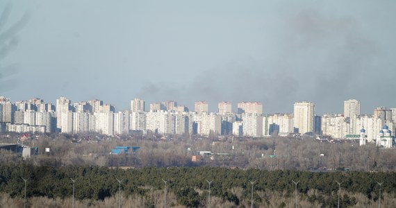 Przed godziną 7 czasu polskiego w Kijowie znów było słychać odgłosy wybuchów. Wcześniej ogłoszono tam kolejny alarm powietrzny. Syreny zawyły też w większości miast w centrum i na wschodzie ogarniętej wojną Ukrainy.