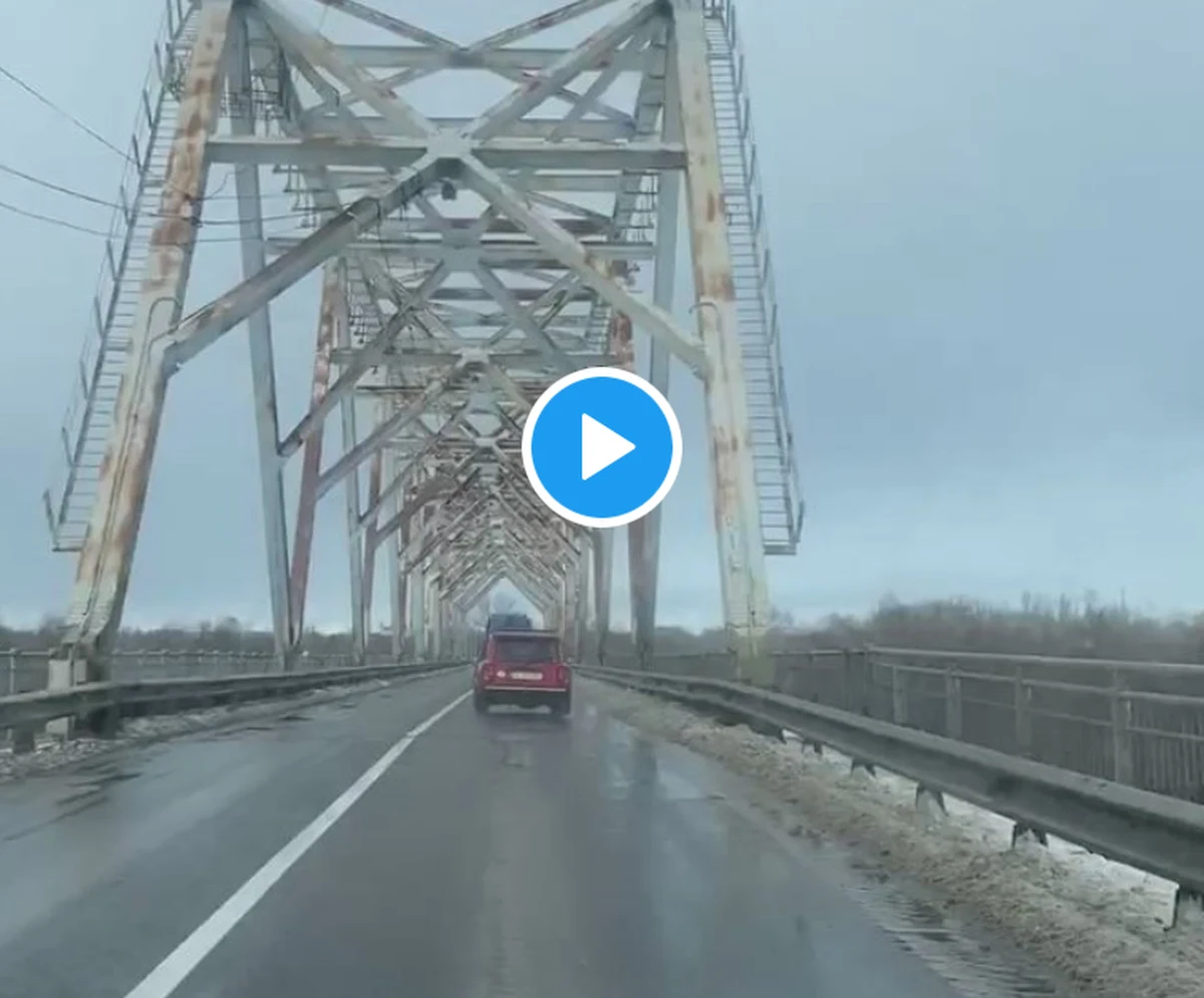 Rosjanie zniszczyli most przez rzekę Desna na trasie wiodącej z Czernihowa do Kijowa. Po ostrzale zawaliło się jedno z przęseł - informuje strona ukraińska. Czernihów - miasto na północy Ukrainy - będzie teraz jednym z najgorętszych punktów na wojennej mapie kraju - twierdzi ukraiński wiceminister spraw wewnętrznych Anton Gieraszczenko. 