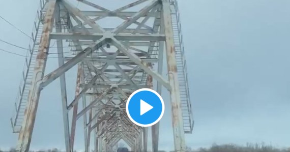 Rosjanie zniszczyli most przez rzekę Desna na trasie wiodącej z Czernihowa do Kijowa. Po ostrzale zawaliło się jedno z przęseł - informuje strona ukraińska. Czernihów - miasto na północy Ukrainy - będzie teraz jednym z najgorętszych punktów na wojennej mapie kraju - twierdzi ukraiński wiceminister spraw wewnętrznych Anton Gieraszczenko. 