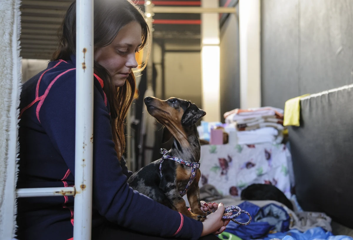 Prokuratura generalna Ukrainy zidentyfikowała rosyjskiego żołnierza, który zabił nieuzbrojonego cywila i wielokrotnie zgwałcił jego żonę. Został on postawiony w stan oskarżenia i jest poszukiwany. To pierwsza taka sprawa na Ukrainie od początku rosyjskiej inwazji.