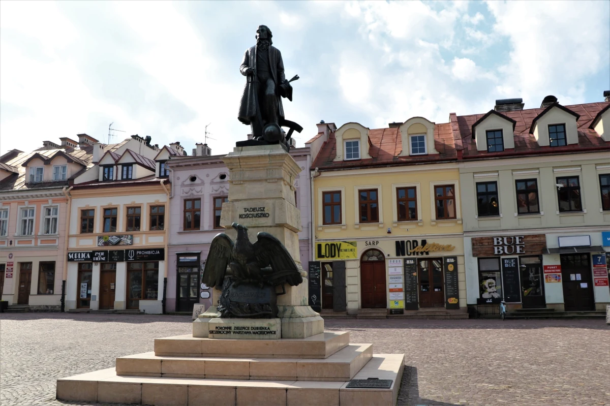 Policjanci zatrzymali 27-latka podejrzanego o kradzież miedzianych rynien z budynku Muzeum Okręgowego w Rzeszowie. Mężczyzna sprzedawał swój łup w skupie złomu.

