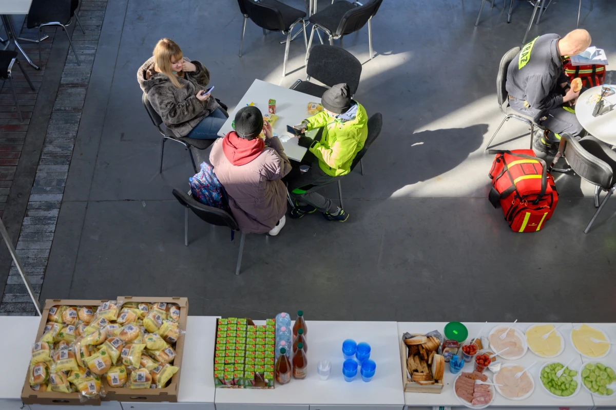 600 łóżek i 7 ton darów dotarło do Poznania z niemieckiego Hanoweru. Miasto to zadeklarowało chęć przyjęcia do 100 uchodźców z Ukrainy, którym zapewni zakwaterowanie, wyżywienie, wsparcie finansowe oraz opiekę organizacji pomocowych i pracowników socjalnych.

