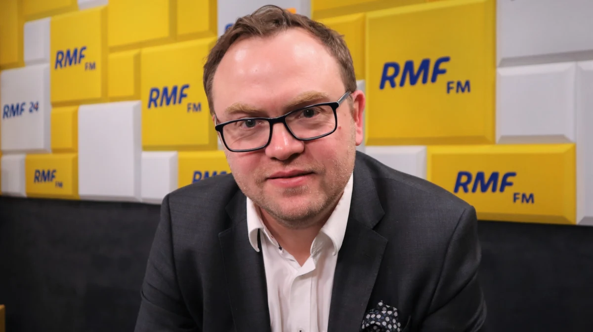 "Takie spotkanie się nie odbędzie, dlatego że moim zdaniem Putin w ogóle nie traktuje Zełenskiego jako jakiegokolwiek partnera, z którym miałby ochotę o czymkolwiek rozmawiać, a przede wszystkim dlatego, że te rozmowy pokojowe to jest kompletna lipa. Rosja pod hasłami neutralności Ukrainy chce wywalczyć tak naprawdę upokarzającą kapitulację" - mówił w Porannej rozmowie w RMF FM dr Adam Eberhardt, dyrektor Ośrodka Studiów Wschodnich w Warszawie, pytany o to, czy dojdzie do spotkania prezydentów Rosji i Ukrainy oraz o rozmowy negocjacyjne pomiędzy tymi państwami.