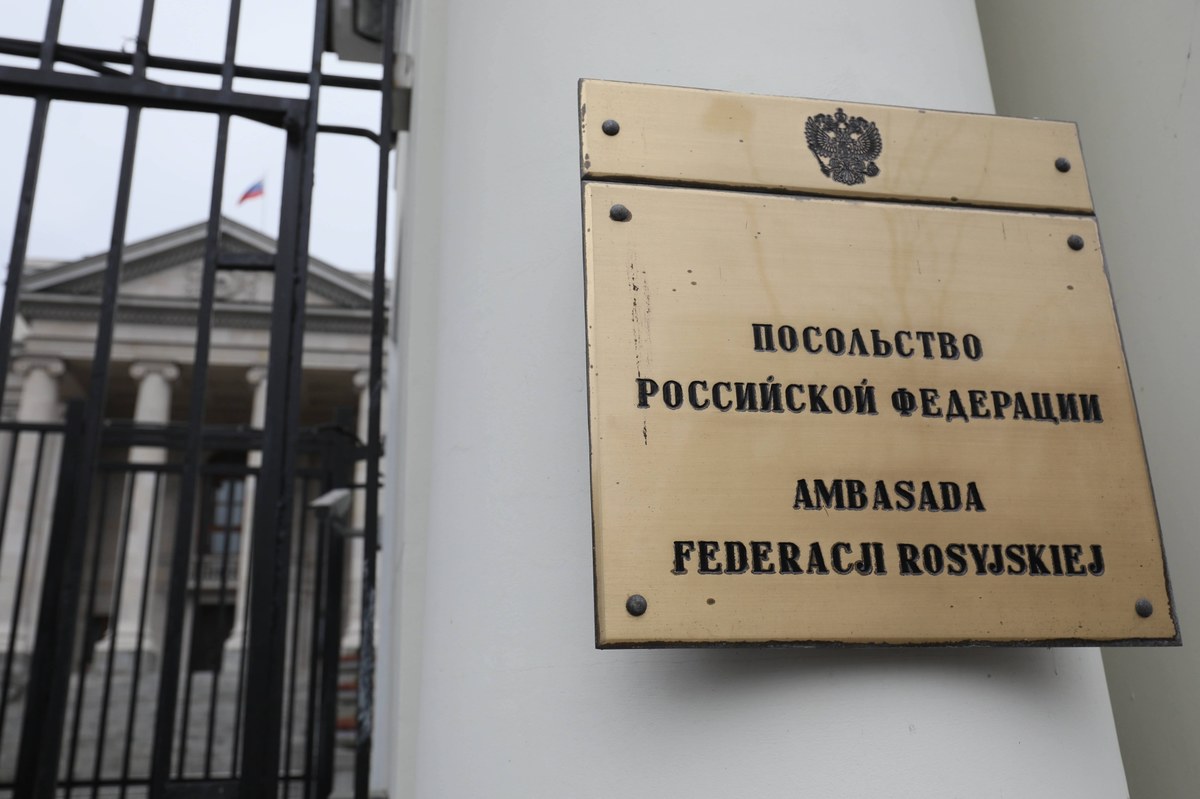 Polskie władze podjęły decyzję o wydaleniu z Polski grupy rosyjskich dyplomatów za ich działalność niezgodną ze statusem dyplomaty, co w języku dyplomacji oznacza szpiegostwo - podał o poranku Onet, powołując się na źródła rządowe. Informacje te potwierdził Stanisław Żaryn rzecznik ministra koordynatora służb specjalnych. Jak dodał, lista 45 nazwisk sporządzona przez ABW trafiła do MSZ. Przed południem minister Mariusz Kamiński napisał na TT: Polska wydala 45 rosyjskich szpiegów udających dyplomatów. Ambasador Rosji w Polsce zapowiedział, że Moskwa dokona "kroków odwetowych" po wyrzuceniu dyplomatów z naszego kraju.