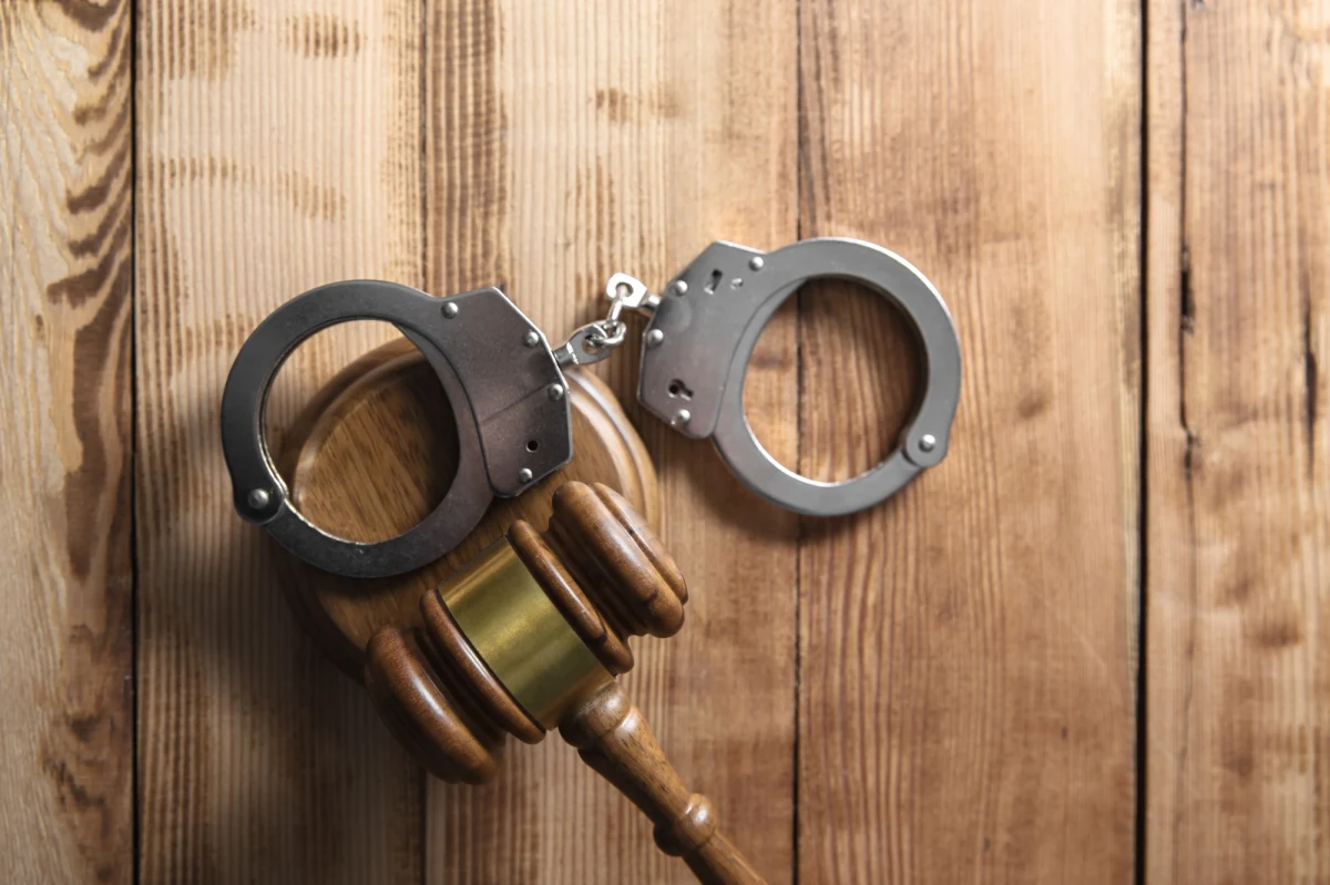 Zatrzymany we Francji przestępca jest już w polskim areszcie. Mężczyznę przejęli policjanci z Sosnowca. Był poszukiwany przez Prokuraturę Regionalną w Katowicach.