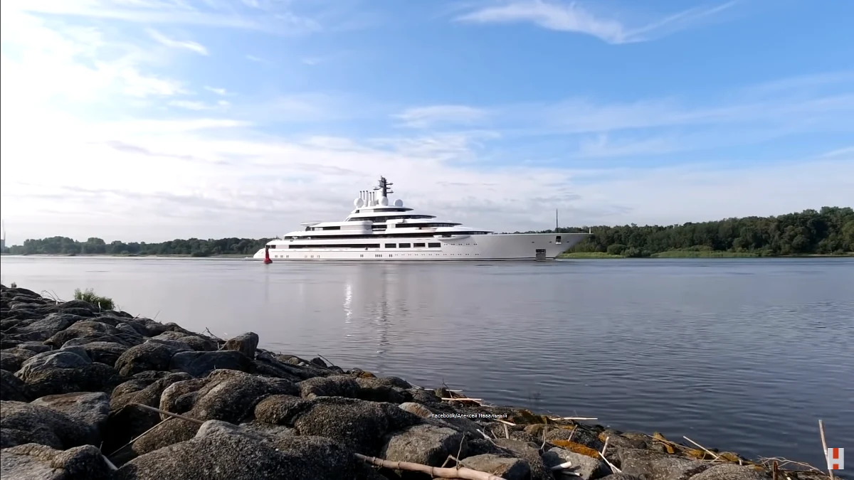 „Nie będę pracował dla mordercy” – to słowa kapitana statku należącego prawdopodobnie do Władimira Putina. Przytacza je dzisiejsza brytyjska prasa. Potężna, warta nawet 700 milionów dolarów jednostka zacumowana jest w jednym z toskańskich portów we Włoszech. Z uwagi na niejasny stan prawny, nie została jeszcze objęta sankcjami. Zdaniem działaczy związanych z rosyjskim opozycjonistą Aleksiejem Nawalnym, ten pałac na wodzie należy do podejrzanego o popełnienie zbrodni wojennych w Ukrainie, rosyjskiego prezydenta. 