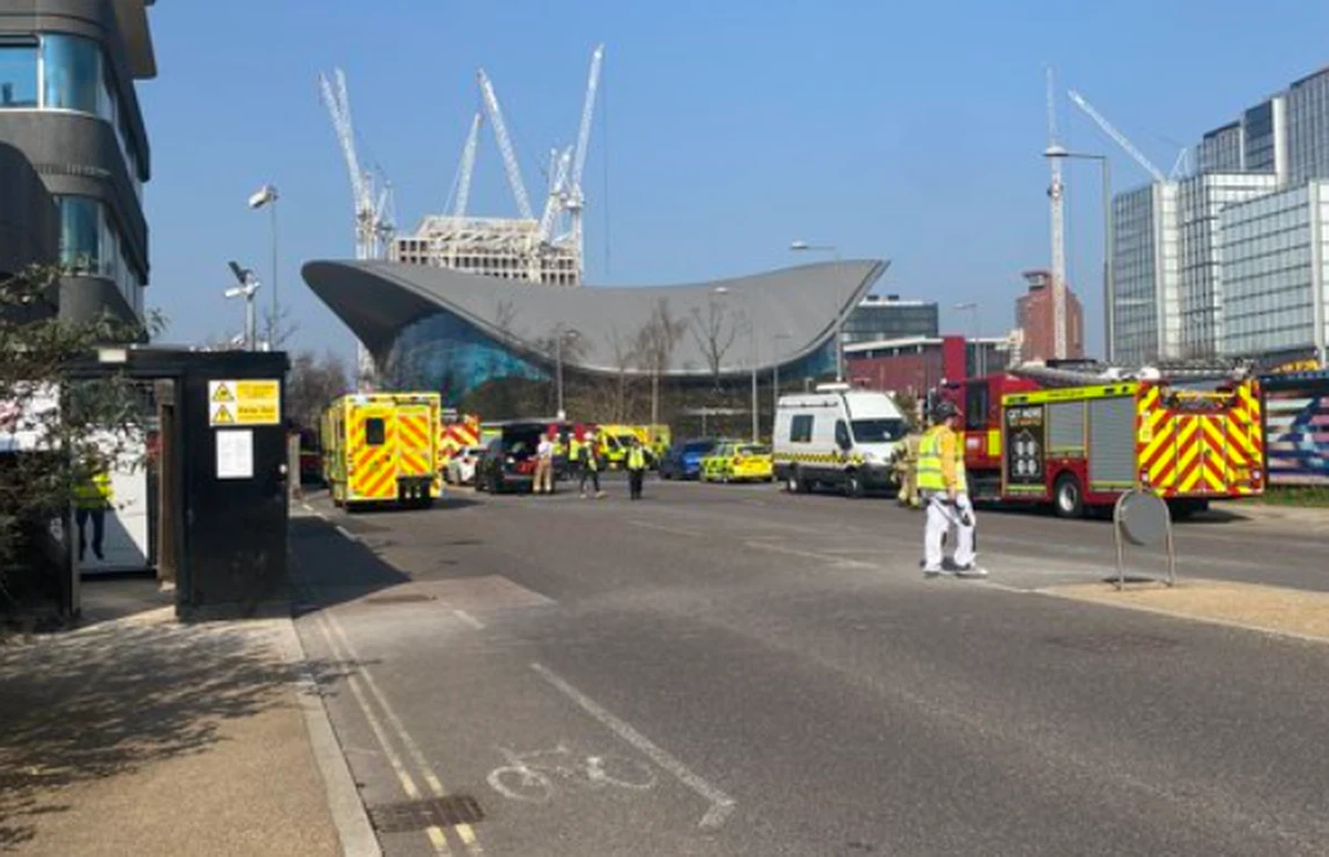 Około 200 osób ewakuowano przed południem z centrum pływackiego na terenie Parku Olimpijskiego w Londynie z powodu wycieku chloru. 29 osób trafiło do szpitali, a dalszym 48 osobom udzielono pomocy medycznej na miejscu - poinformowały służby ratunkowe.