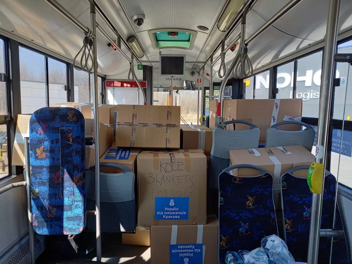 Kilka miast w Polsce, miedzy innymi Kraków – odpowiedziało na apel mera Lwowa o dostarczeniu autobusów dla miasta. Użytkowane do tej pory pojazdy zostały przekazane na cele wojskowe. Stolica Małopolski przekazała 5 nowoczesnych autobusów, dzisiaj wypełnione darami wyjechały w kierunku Ukrainy.