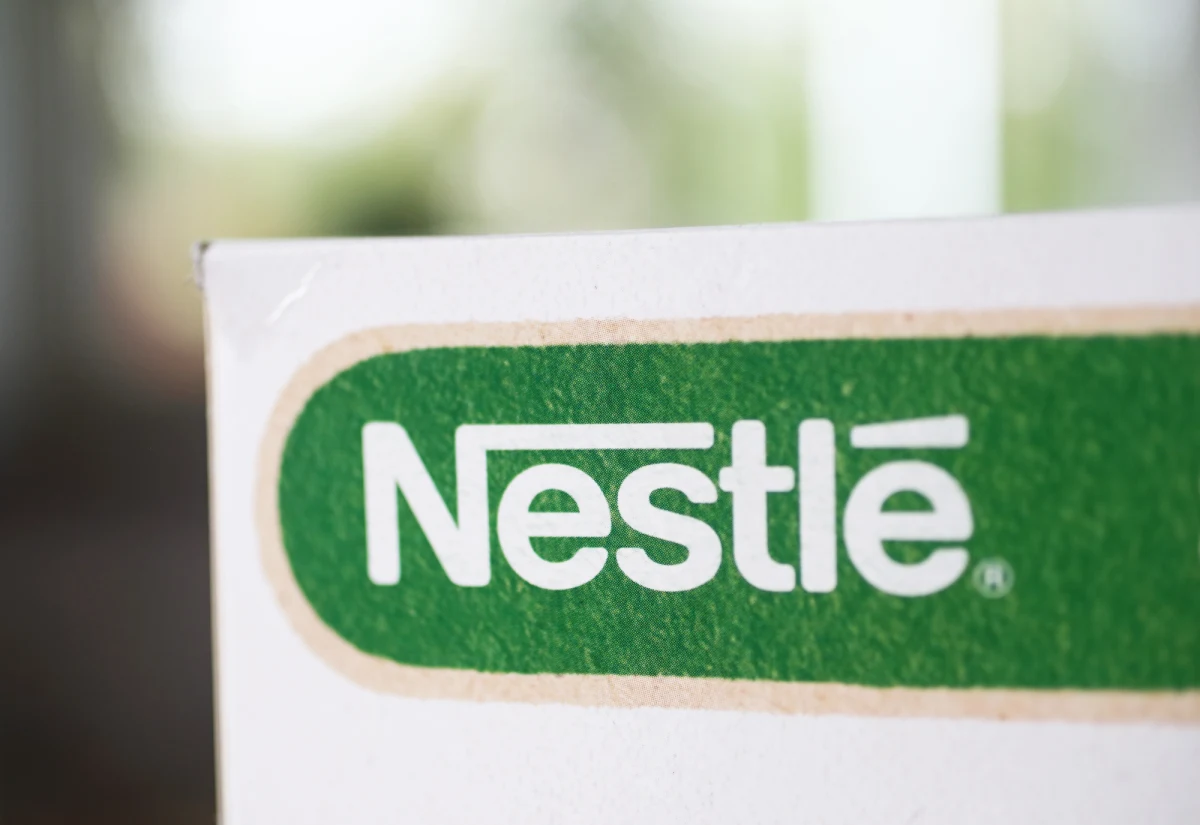 Koncern Nestle ogłosił w środę, że ogranicza działalność w Rosji. Jak ogłosiła firma, zawiesiła już działalność szeregu swoich marek i wszelkie kampanie reklamowe, wstrzymała większość importu i eksportu, zawiesiła też inwestycje kapitałowe w Rosji.