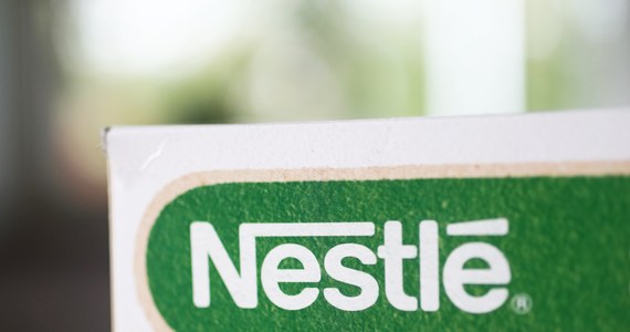 Koncern Nestle ogłosił w środę, że ogranicza działalność w Rosji. Jak ogłosiła firma, zawiesiła już działalność szeregu swoich marek i wszelkie kampanie reklamowe, wstrzymała większość importu i eksportu, zawiesiła też inwestycje kapitałowe w Rosji.