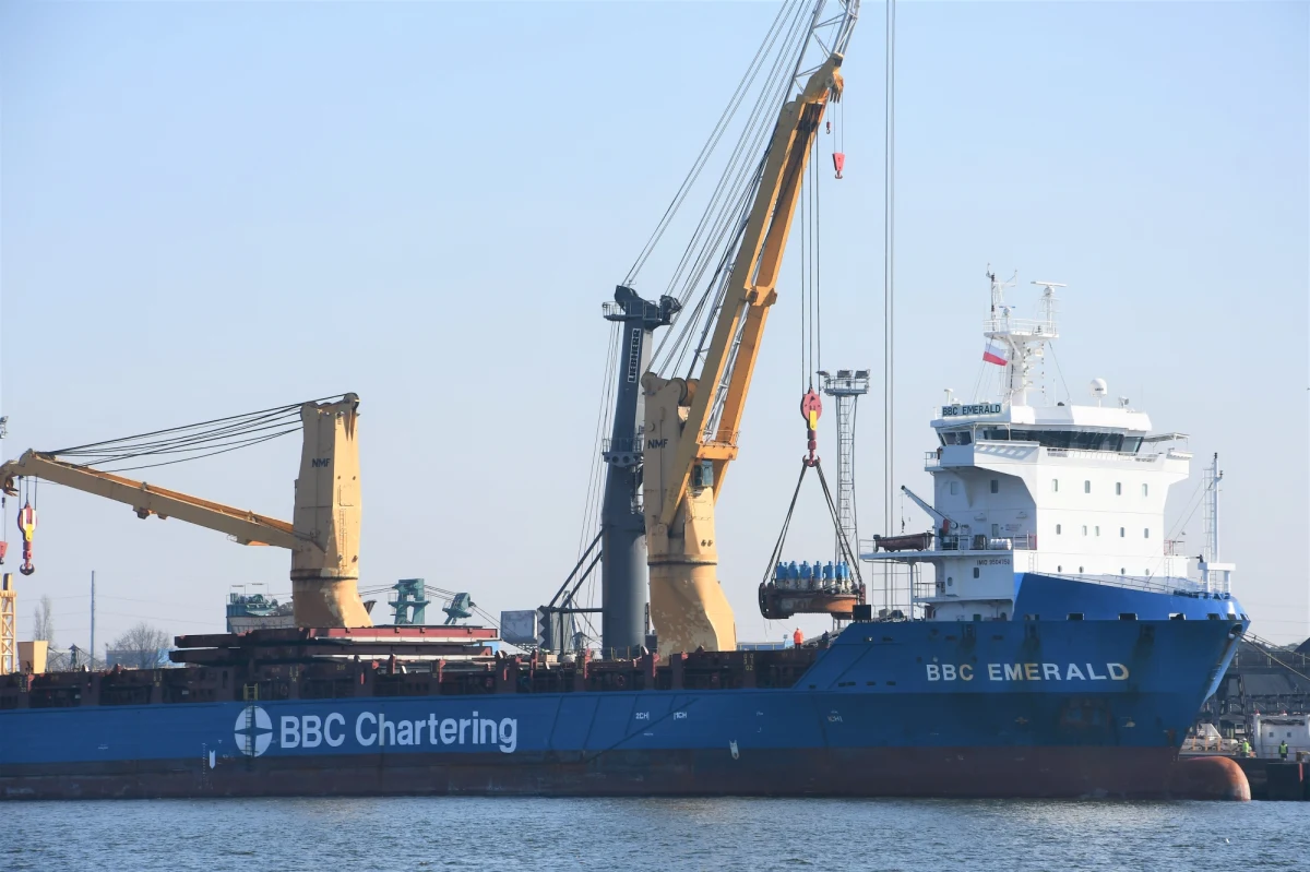 Potężna maszyna TBM, która wydrążyła tunel pomiędzy wyspami Uznam i Wolin wraca do chińskiej firmy, która ją wyprodukowała. W świnoujskim porcie właśnie trwa jej załadunek na statek.