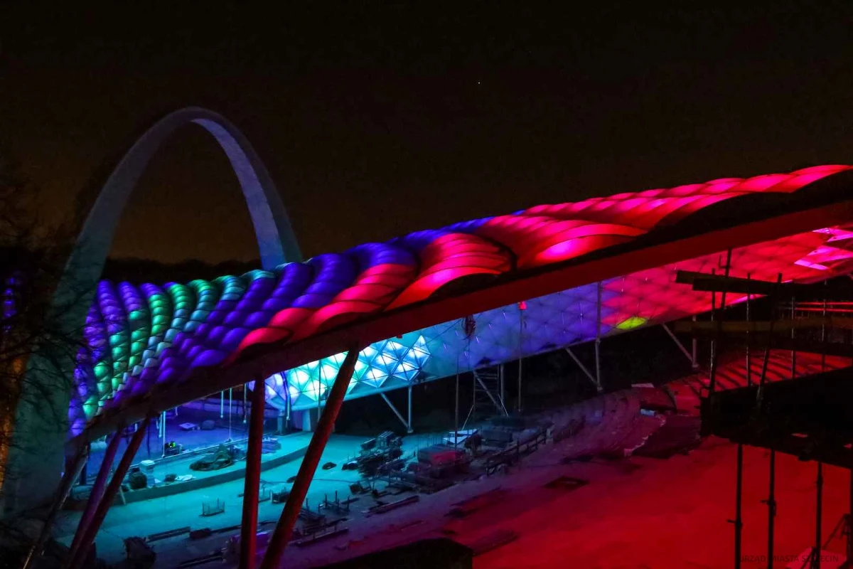 Za nami pierwsze testy oświetlenia nowego szczecińskiego amfiteatru. Teatr Letni w Parku Kasprowicza przechodzi remont. Po przebudowie dach budowli będzie mógł świecić się w dowolnych kolorach.