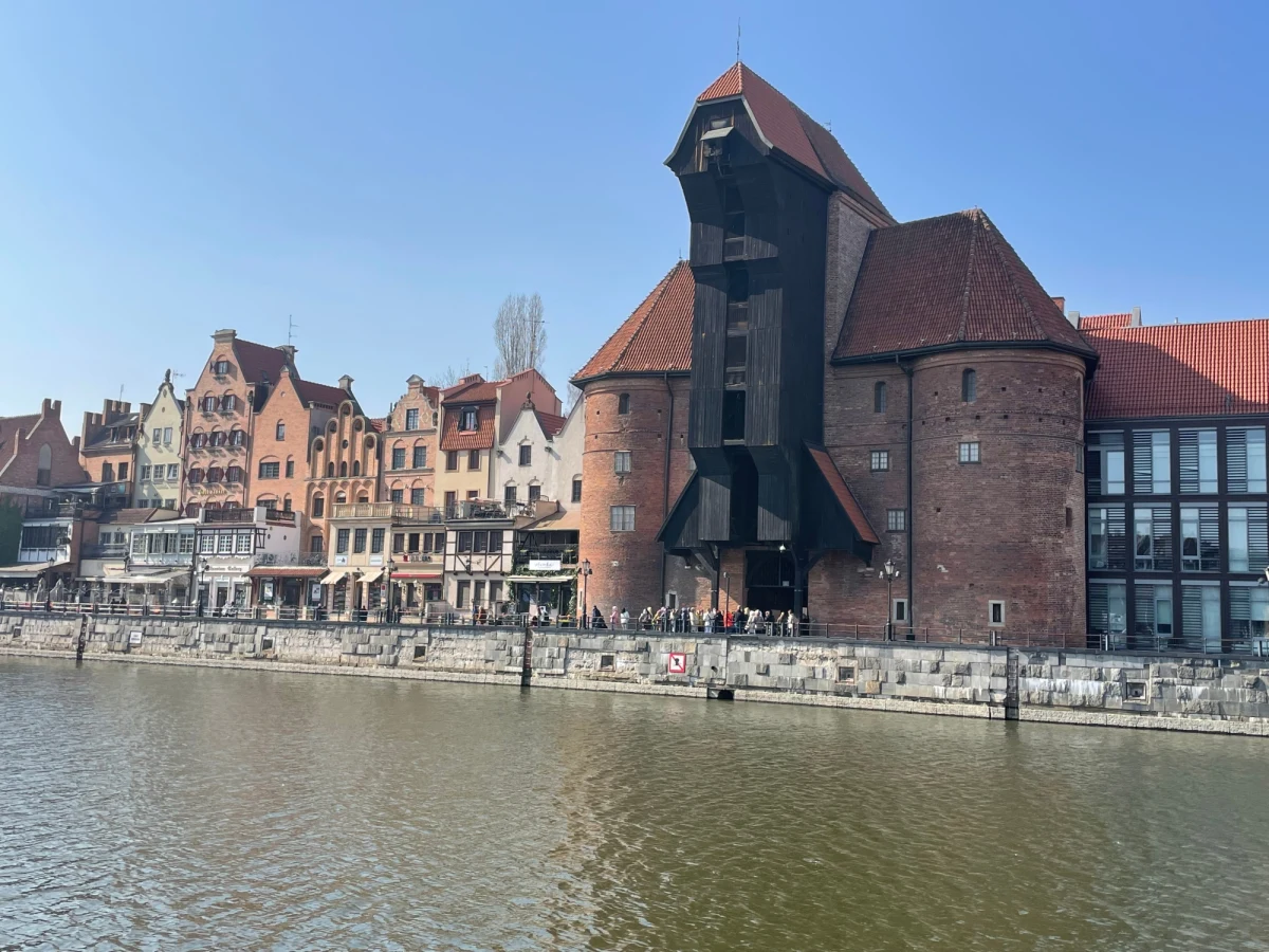 Rusza remont słynnego Żurawia - jedynego takiego w Europie zabytkowego dźwigu portowego, jednego z symboli Gdańska. Wykonawca prac, które trwać będą przez najbliższe dwa lata przejął dziś plac budowy. Żuraw przejdzie generalny remont, zyska też nową wystawę stałą.