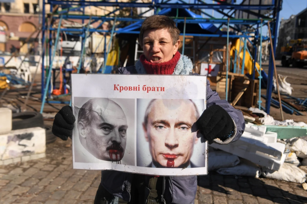 Symbole są niezwykle ważne. Czas, jaki przeżywamy, dostarcza coraz więcej dowodów, że hasła, obrazy, znaki odgrywają ogromną rolę.