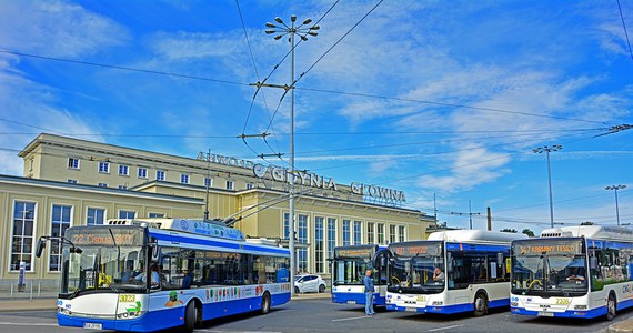 Mieszkańcy Gdyni zapłacą więcej za podróżowanie komunikacją miejską. Gdyńscy radni podjęli decyzję o podwyższeniu cen za bilety. Za głosowało 15 radnych, 11 było przeciw.