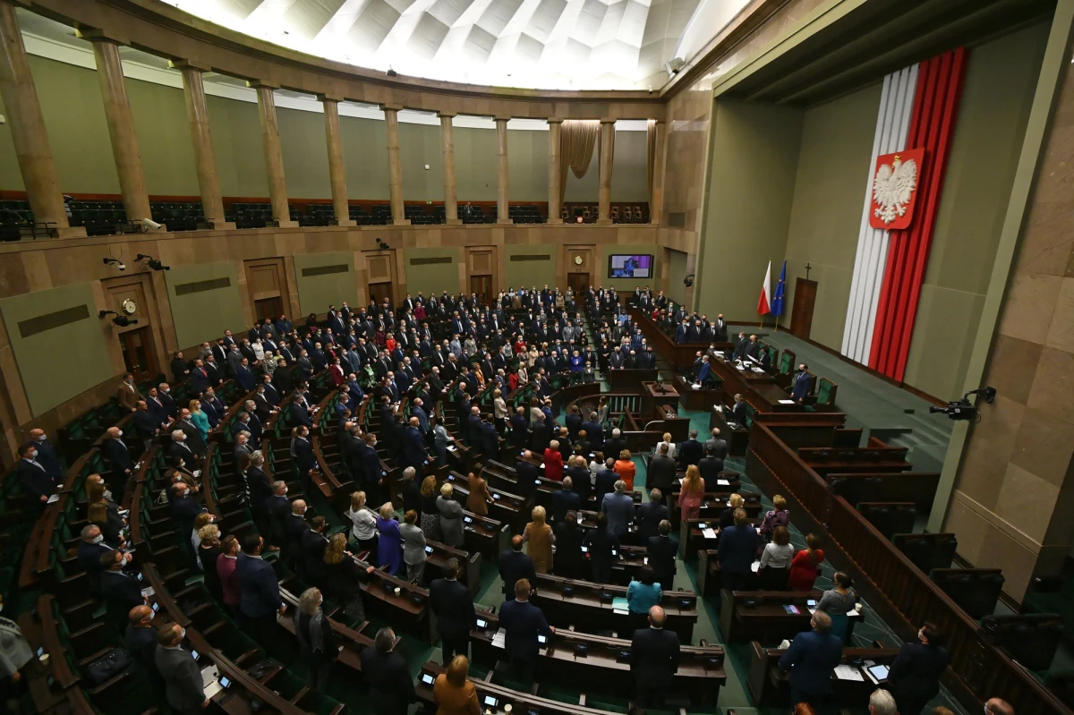 Sejm stanowczo potępia zbrodnie wojenne, zbrodnie przeciw ludzkości, akty ludobójstwa, których dopuszczają się na terytorium suwerennej Ukrainy siły zbrojne Federacji Rosyjskiej - głosi przyjęta przez aklamację uchwała w sprawie popełniania zbrodni wojennych przez Rosję w Ukrainie.