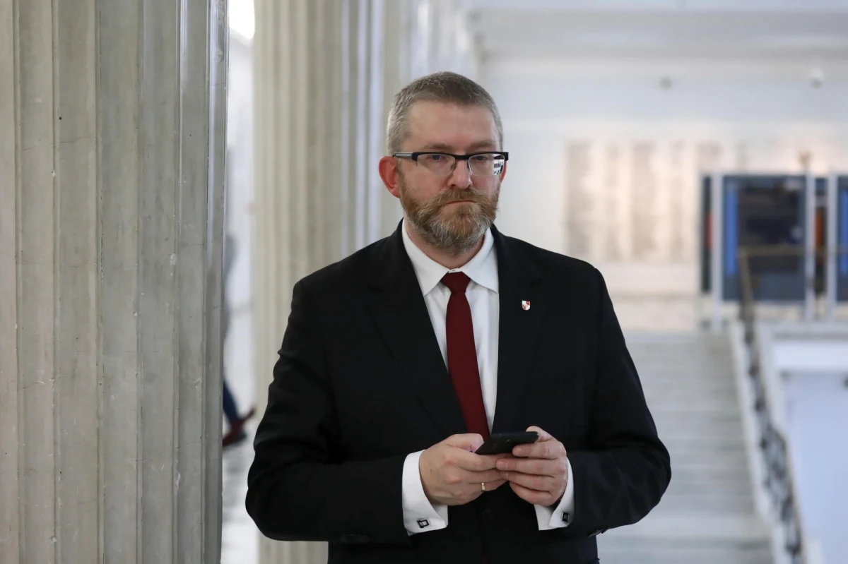 W środę wieczorem Sejm wykluczył posła Konfederacji Grzegorza Brauna ze składu Komisji Obrony Narodowej, w której zasiadał od listopada 2019 r. Braun nazwał to "aktem bezprecedensowej w swej mściwej małostkowości".