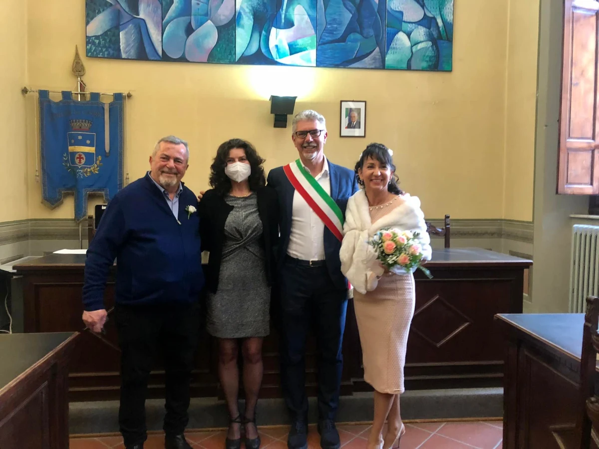 Rosjanka wychodząca za mąż za Włocha w Toskanii wybrała na świadka ślubu swoją przyjaciółkę Ukrainkę. Włoskie media podkreślają, że obecnie nawet tak zwykłe wydarzenie nabiera nadzwyczajnego znaczenia i niesie przesłanie nadziei i przyjaźni.