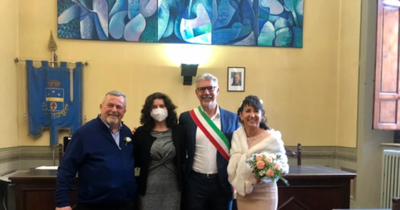 Rosjanka wychodząca za mąż za Włocha w Toskanii wybrała na świadka ślubu swoją przyjaciółkę Ukrainkę. Włoskie media podkreślają, że obecnie nawet tak zwykłe wydarzenie nabiera nadzwyczajnego znaczenia i niesie przesłanie nadziei i przyjaźni.
