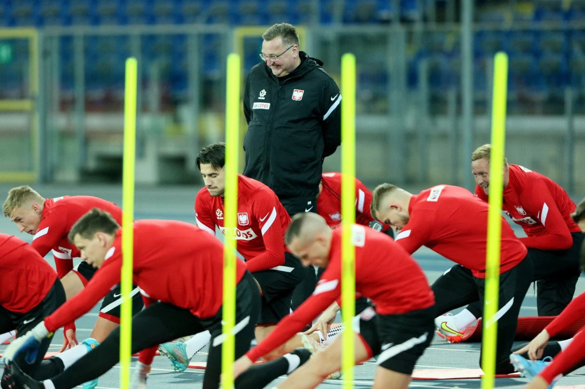 W czwartek o godz. 20.45 Czesław Michniewicz zadebiutuje w roli selekcjonera polskich piłkarzy. Towarzyska potyczka ze Szkocją w Glasgow będzie jednak przede wszystkim sprawdzianem przed wtorkowym meczem w Chorzowie o "być albo nie być" w mundialu.
