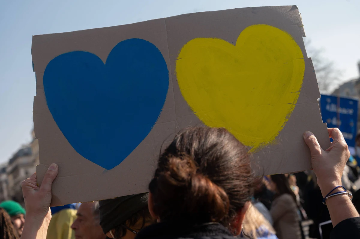 "Wolność ma znaczenie. Pokój ma znaczenie. Ukraina ma znaczenie" – mówił prezydent Ukrainy Wołodymyr Zełenski w wideo opublikowanym na Facebooku. Zaapelował do ludzi na całym świecie, by od dziś każdego dnia okazywali swoje poparcie dla Ukrainy. 