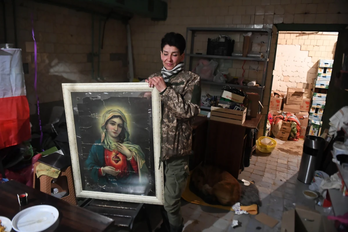 Czterech facetów stoi przy dużym, okrągłym stole. Są w średnim wieku, w eleganckich garniturach. Na blacie olbrzymia mapa Europy. Mężczyzna z prawej nachyla się nad stołem, robi łuk nad terytorium Ukrainy i dotyka palcem granicy z Polską. "Wystarczy zrzucić kilka rakiet, o… w to miejsce i Paljaki uciekną do Warszawy”. Witamy w studio reżimowej telewizji Putina. W roli główniej jeźdźcy apokalipsy. To bardzo popularny program, oglądają go tysiące widzów - taniec z gwizdami na beczce z prochem. 