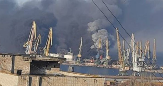 Do potężnej eksplozji doszło w porcie w Berdiańsku nad Morzem Azowskim. Płonie tam skład paliwa. Miasto to jest pod rosyjską okupacją. 
