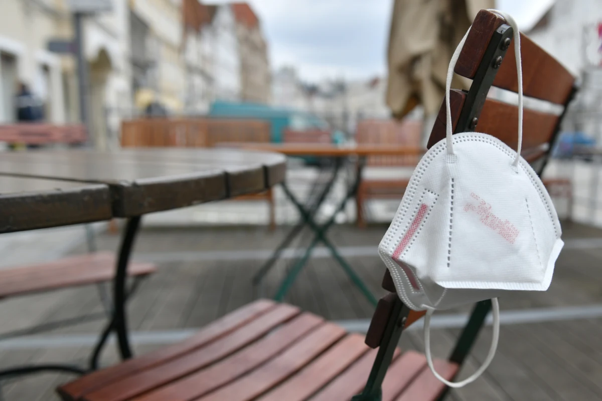 Polacy żegnają się z maseczkami. Od poniedziałku ich noszenie nie będzie już obowiązkowe, także w przestrzeniach zamkniętych: urzędach, sklepach, autobusach. Oprócz tego znika kwarantanna i izolacja. Takie zmiany ogłosił na konferencji prasowej minister zdrowia Adam Niedzielski, potwierdzając tym samym nieoficjalne ustalenia dziennikarzy RMF FM. Co jeszcze się zmienia i czy to oznacza koniec epidemii koronawirusa w Polsce i na świecie?