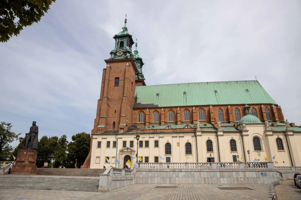 Parafie w Gnieźnie i okolicach pomagają uchodźcom oferując dach nad głową. Goszczą ich na plebaniach i w domach rekolekcyjnych. Organizowane są także zbiórki i modlitwy. Od niedzieli w kościele pw. bł. Bogumiła w Gnieźnie odprawiane są także msze św. w języku ukraińskim.