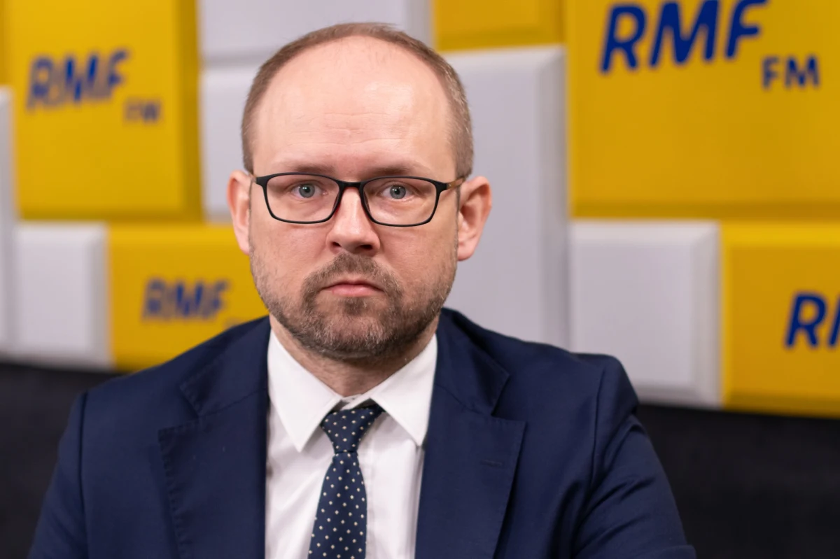 "Czekamy na odpowiedź Rosji na wydalenie z Polski 45 członków rosyjskiej ambasady" - mówił w Porannej rozmowie w RMF FM  wiceminister spraw zagranicznych Marcin Przydacz. Jak podkreślił, zarówno rosyjski ambasador w Polsce, jak i rzeczniczka MSZ Rosji już to zapowiedzieli. "Czekamy na notę, na konkretną informację. W zależności od tego, jaka liczba polskich dyplomatów zostanie wydalona, my rezerwujemy sobie oczywiście także i możliwość odpowiedzi zgodnie z zasadami panującymi w dyplomacji" - dodał.