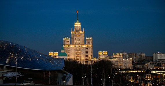 Po prawie miesiącu przerwy moskiewska giełda wznowiła działalność. Stało się to w mocno ograniczonym zakresie. Dozwolony jest obrót akcjami części spółek, które wchodzą w skład moskiewskiego indeksu MOEX. "Akcji nie mogą jednak sprzedawać cudzoziemcy, zakazano też krótkiej sprzedaży" - podała AP.