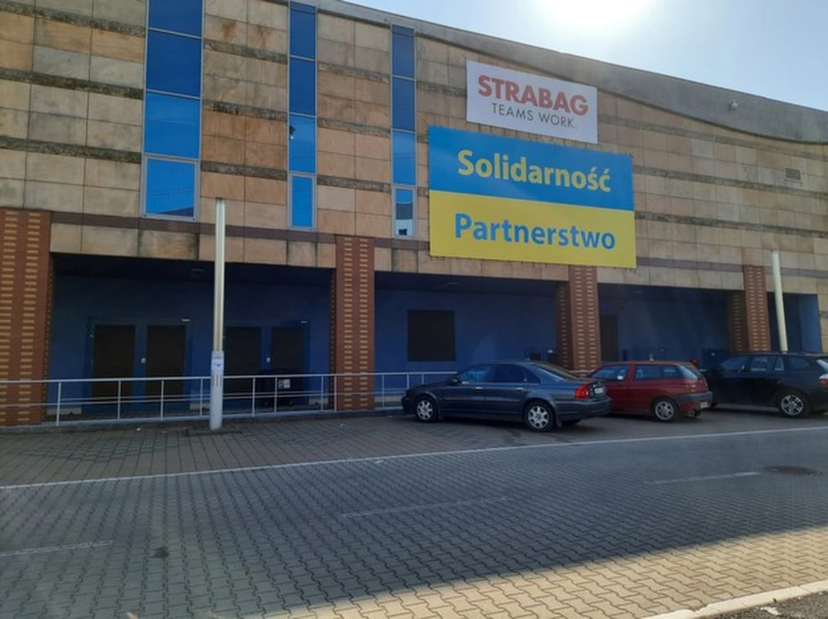 Miejski Ośrodek Pomocy Społecznej wraz z organizacją World Central Kitchen uruchamia wydawanie posiłków dla uchodźców z Ukrainy w namiocie przed dawnym centrum handlowym Plaza w Krakowie.

