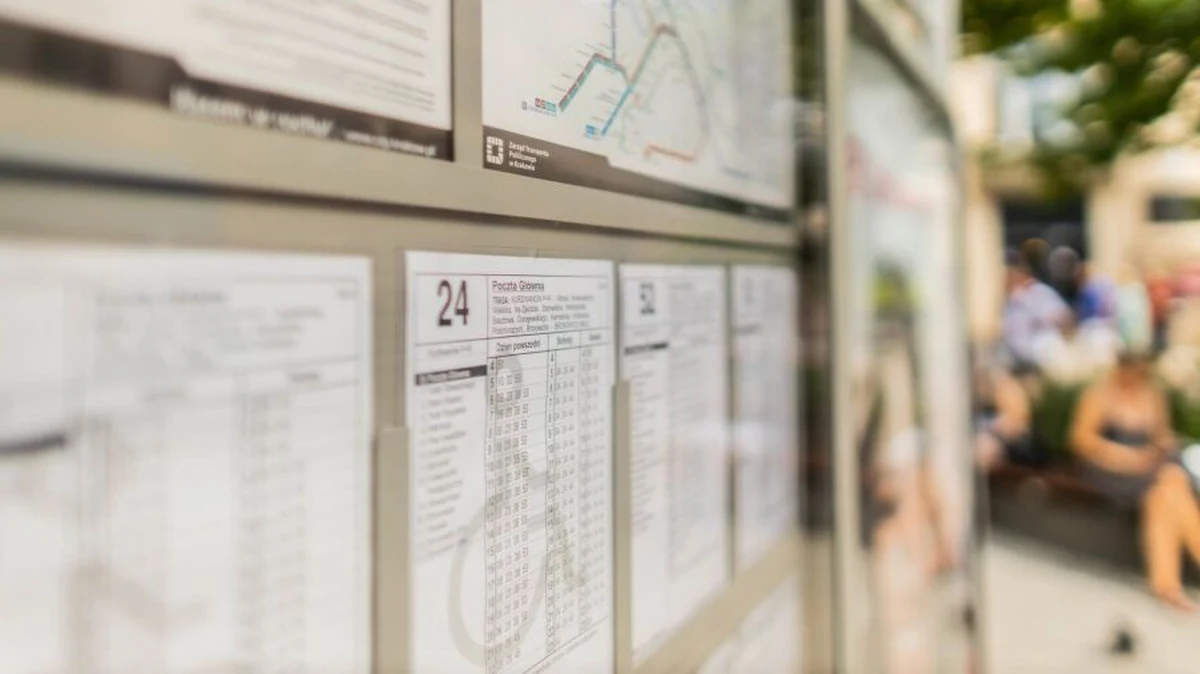 Zmieni się wygląd rozkładów jazdy na krakowskich przystankach. Nowości to:  większa, bardziej czytelna czcionka, informacja o maksymalny czasie przejazdu z miejsca w miejsce, a obok nazwy przystanku także jego numer.

