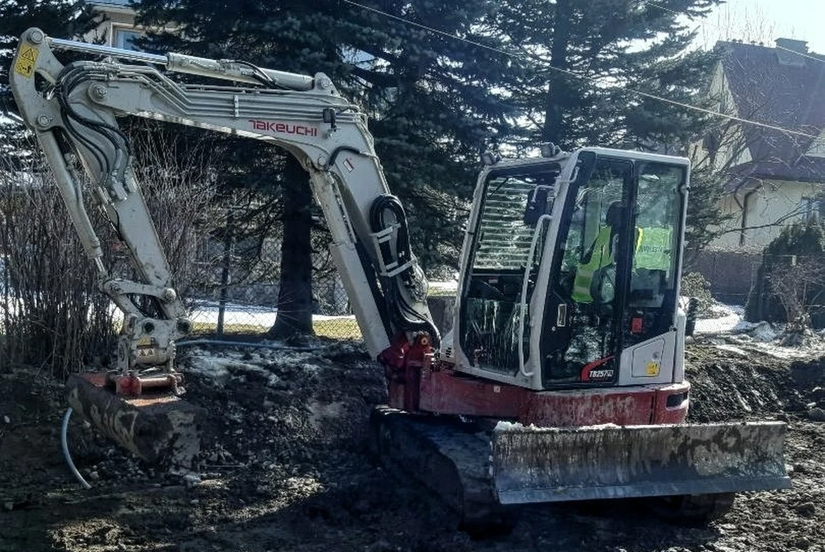70-letni mieszkaniec Zakopanego zginął potrącony przez koparkę na ulicy Za Strugiem. Operator pojazdu był trzeźwy. Policja przesłuchuje świadków, zabezpieczyła też nagrania monitoringu.

