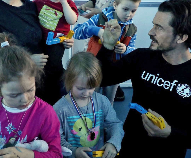 Gwiazdor "Piratów z Karaibów" i "Władcy pierścieni" - Orlando Bloom - przebywa w Mołdawii, gdzie pomaga uchodźcom z Ukrainy. Brytyjski aktor jest Ambasadorem Dobrej Woli UNICEF. 