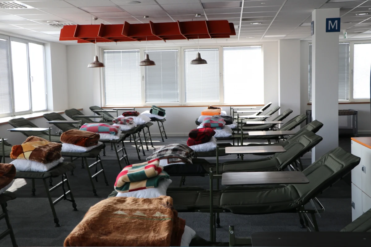 300 miejsc noclegowych dla uchodźców od poniedziałku uruchomionych zostanie w dawnym kompleksie biurowym  przy ulicy Kapelanka. Znajdowały się tam biura jednej z nieczynnych już sieci handlowych. Obsługą punktu zajmować się będzie Miejski Ośrodek Pomocy Społecznej w Krakowie. Kompleks udostępniony został przez obecnego właściciela budynku spółkę Echo Investment.