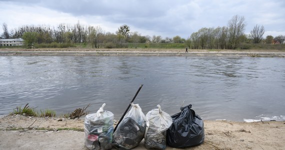 Nad Wartą będzie łatwiej zadbać o porządek. Od 1 kwietnia wzdłuż brzegów rzeki stanie 135 pojemników na odpady, które pomogą zachować czystość w tym rejonie. To ważne, bo w ciepłe dni brzegi Warty są popularnym miejscem wypoczynku.