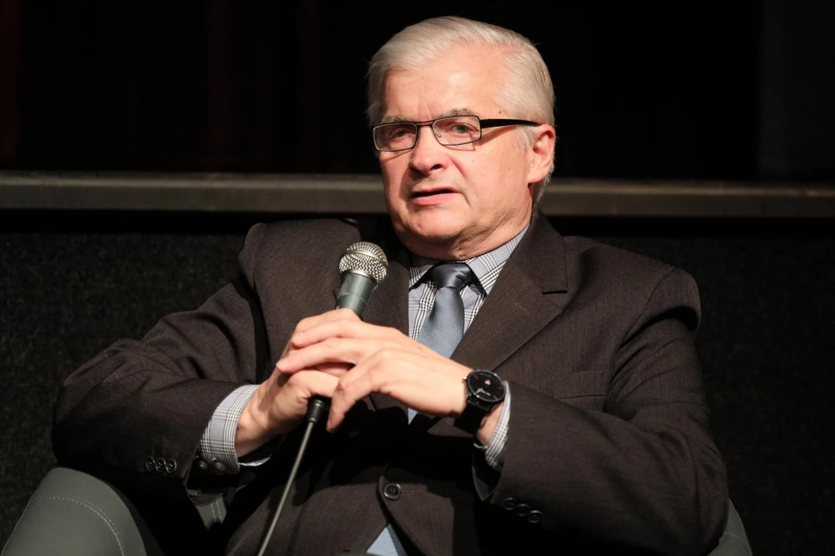 ​Parlament Europejski przyjął w czwartek decyzję o pozbawieniu immunitetu eurodeputowanego Włodzimierza Cimoszewicza z grupy parlamentarnej Postępowego Sojuszu Socjalistów i Demokratów.