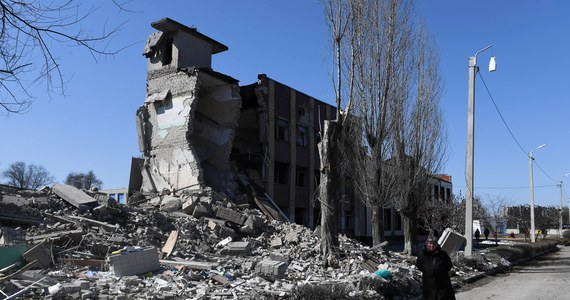 Rosyjskie wojska ostrzelały miejsce w Charkowie, w którym gromadzili się cywile w oczekiwaniu na pomoc humanitarną. Według wstępnych danych zginęło 6 osób, a 15 zostało rannych. Poinformował o tym szef administracji wojskowej obwodu charkowskiego Ołeh Syniehubow.