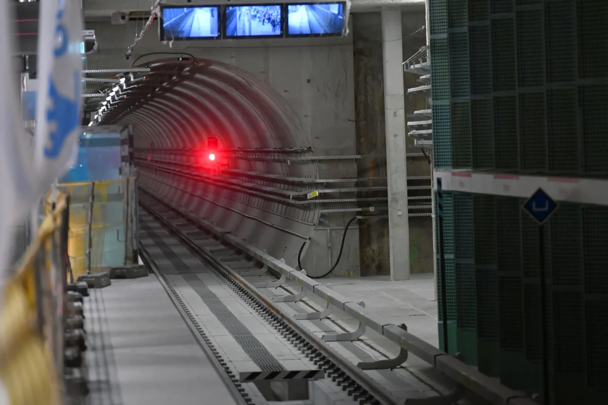 Rozpoczęły się jazdy testowe na kolejnym budowanym odcinku linii M2. Pociąg testowy wyjechał z eksploatowanej stacji C06 Ks. Janusza i przez bramę znajdującą się za torami odstawczymi, przejechał w kierunku Bemowa. W specjalnym przejeździe uczestniczył prezydent Rafał Trzaskowski.