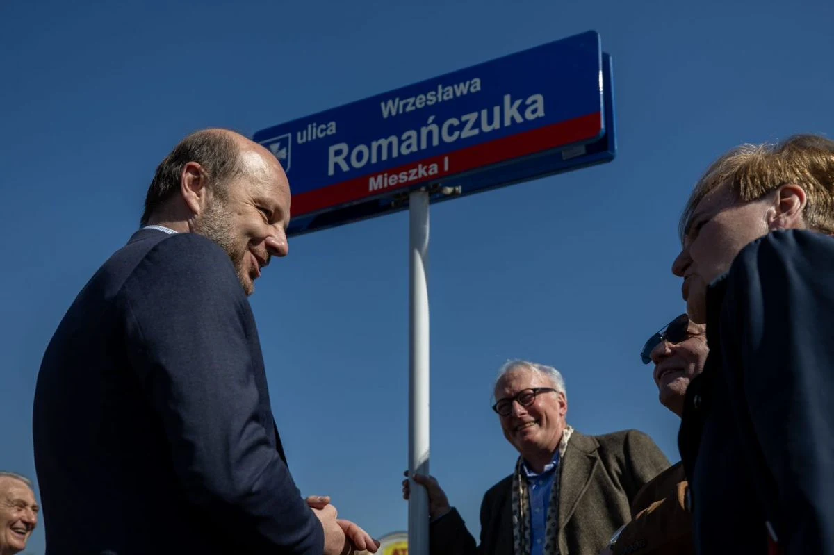 Wrzesław Romańczuk  - znany społecznik i lekarz został patronem ulicy znajdującej się nieopodal Klinicznego Szpitala Wojewódzkiego nr 2 w Rzeszowie.

