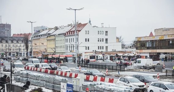 W sobotę i niedzielę trudniej będzie przejechać przez Śródmieścia Gdańska. Wszystko przez zmiany w organizacji ruchu związane z budową przejścia dla pieszych na wysokości Bramy Wyżynnej. Utrudnienia dotkną też pasażerów autobusów.