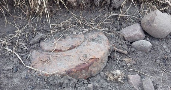 Dwie miny przeciwpancerne z czasów II wojny światowej znalazł podczas orki rolnik z Woli Rzędzińskiej w Małopolsce. Niewybuchy zostały zabrane przez saperów i zneutralizowane na poligonie.

 