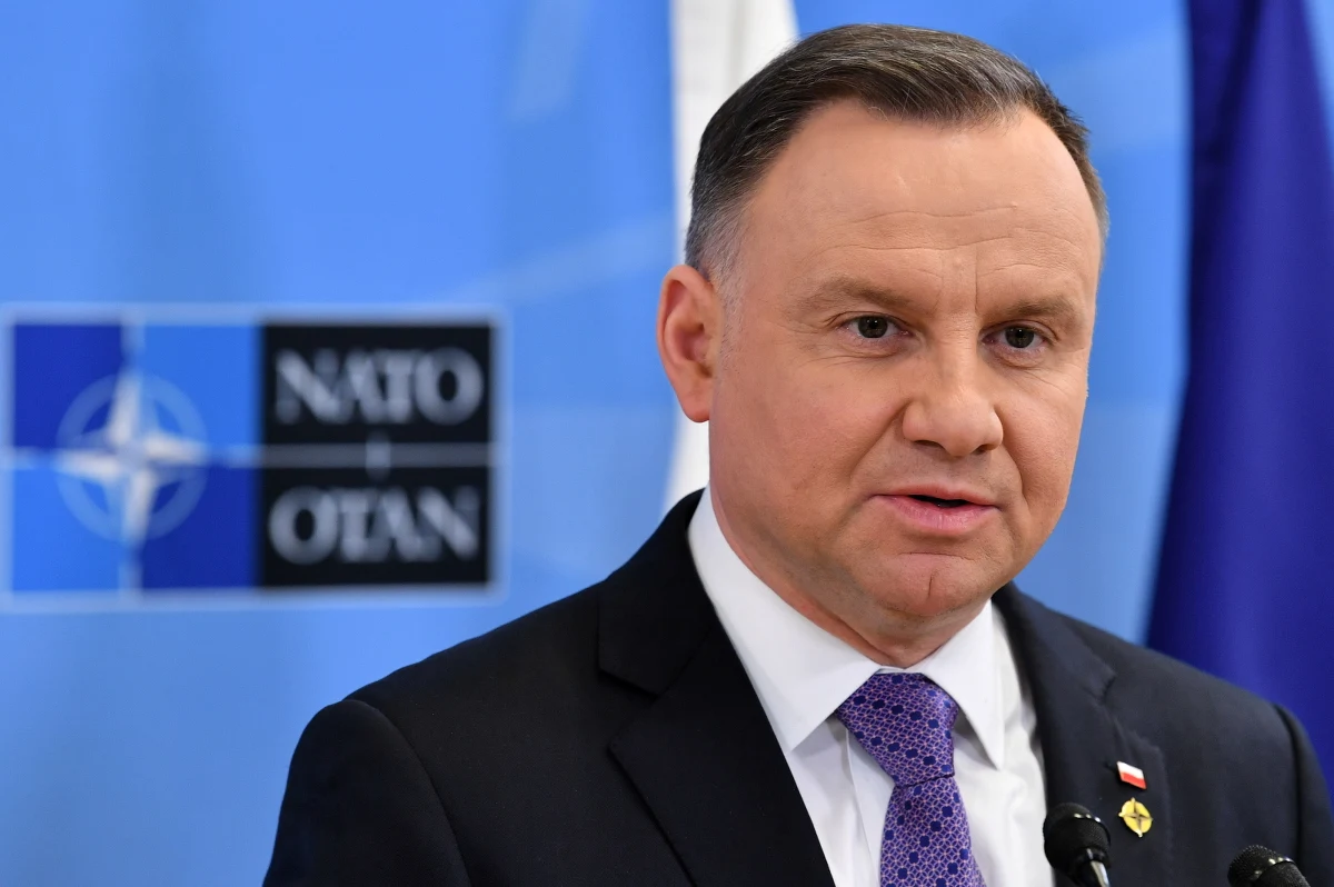​Głównym tematem szczytu NATO było to, co powinien zrobić Sojusz, by przerwać rosyjską agresję na Ukrainę, bo zawieszenie broni to za mało, ono jest potrzebne Rosji, by przegrupować siły - powiedział prezydent Andrzej Duda. Wyraził zadowolenie, że NATO zachowuje jedność w sprawie agresji Rosji na Ukrainę.