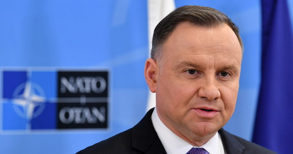 ​Głównym tematem szczytu NATO było to, co powinien zrobić Sojusz, by przerwać rosyjską agresję na Ukrainę, bo zawieszenie broni to za mało, ono jest potrzebne Rosji, by przegrupować siły - powiedział prezydent Andrzej Duda. Wyraził zadowolenie, że NATO zachowuje jedność w sprawie agresji Rosji na Ukrainę.