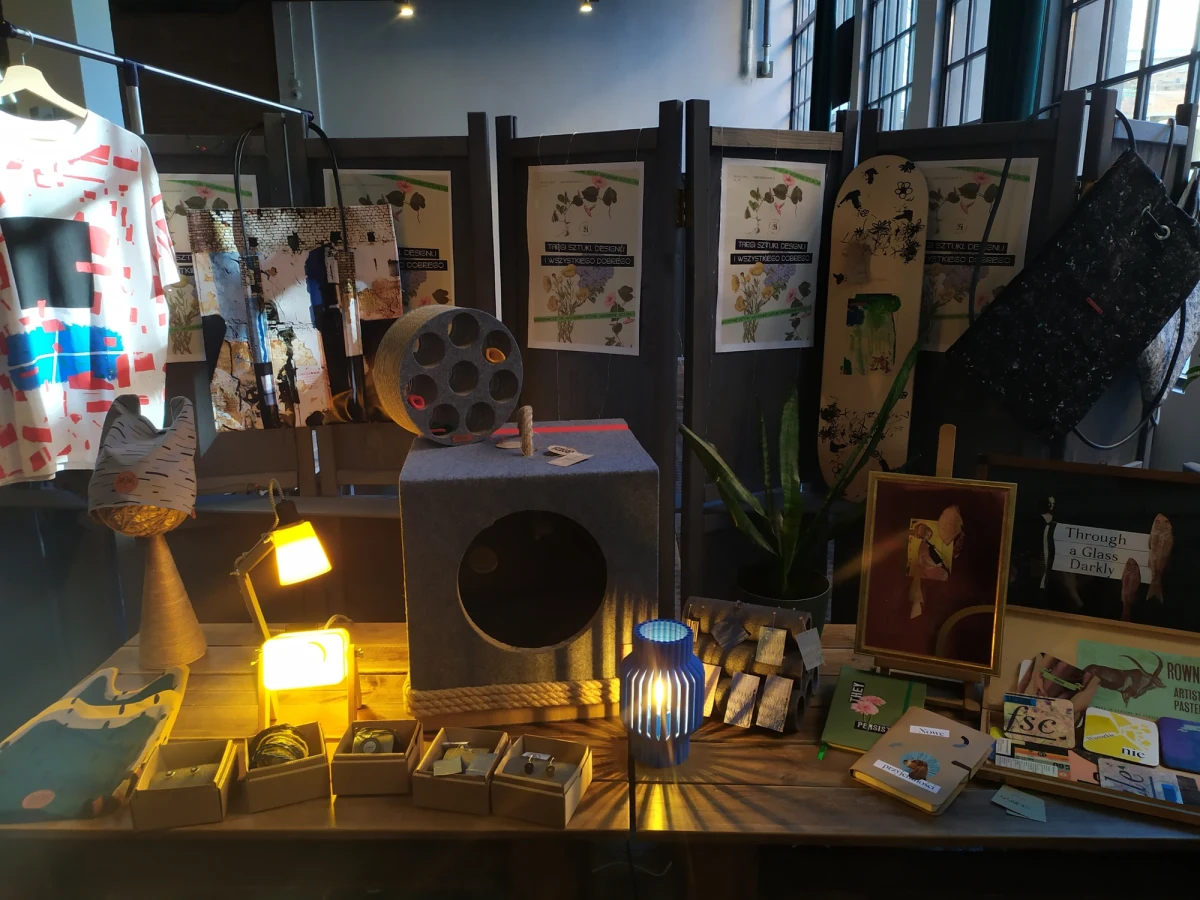 Unikatowe meble, ekologiczne ubrania, autorskie grafiki i dodatki do domu czy wyjątkowa ceramika – rezydenci Art_Inkubatora po raz kolejny łączą siły i organizują wiosenną odsłonę targów sztuki i designu. W niedzielę w klubokawiarni Niewinni w Fabryce Sztuki w Łodzi wystawią swoje najlepsze projekty. 