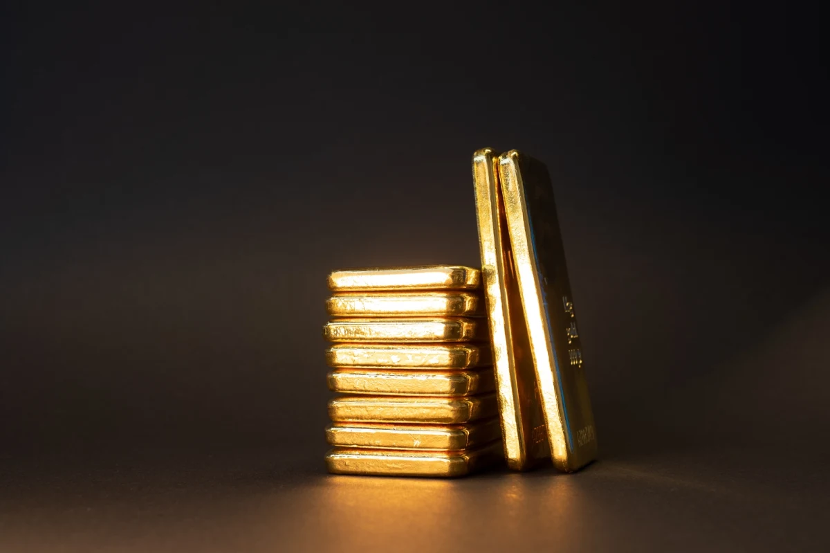 Państwa G7 postanowiły podczas nadzwyczajnego szczytu w Brukseli, że ograniczą bankowi centralnemu Rosji możliwość przeprowadzania transakcji w złocie. Poprzednie sankcje nałożone na ten bank nie utrudniały Moskwie korzystanie z rezerw złota - podaje Associated Press.